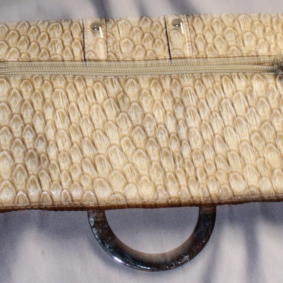 GUESS Creme Snakeskin Reptile Embossed Leather Envelope Clutch Purse Rivets - Picture 2 of 3